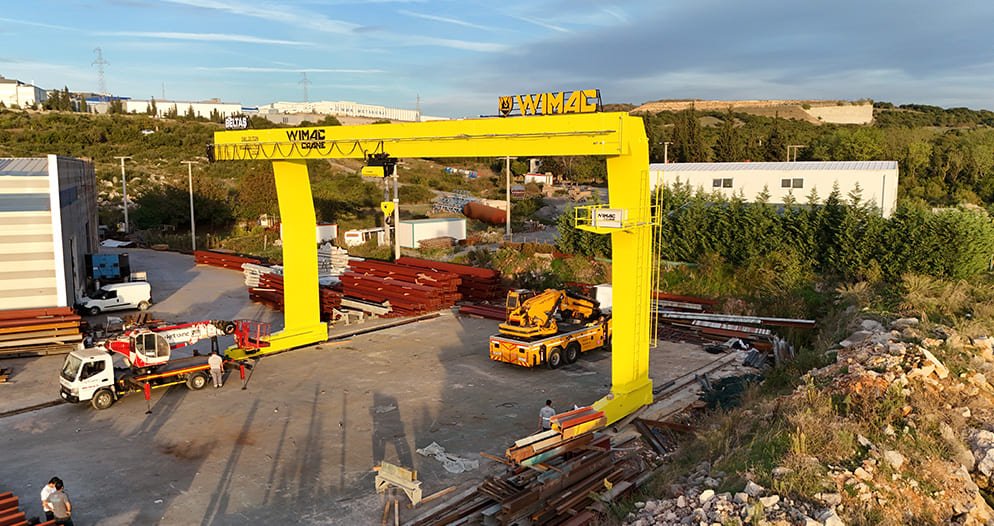 Козловой кран L-образного типа