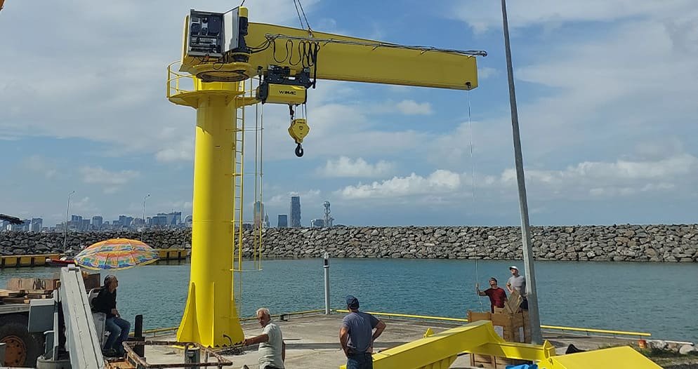 Консольный кран на колонне